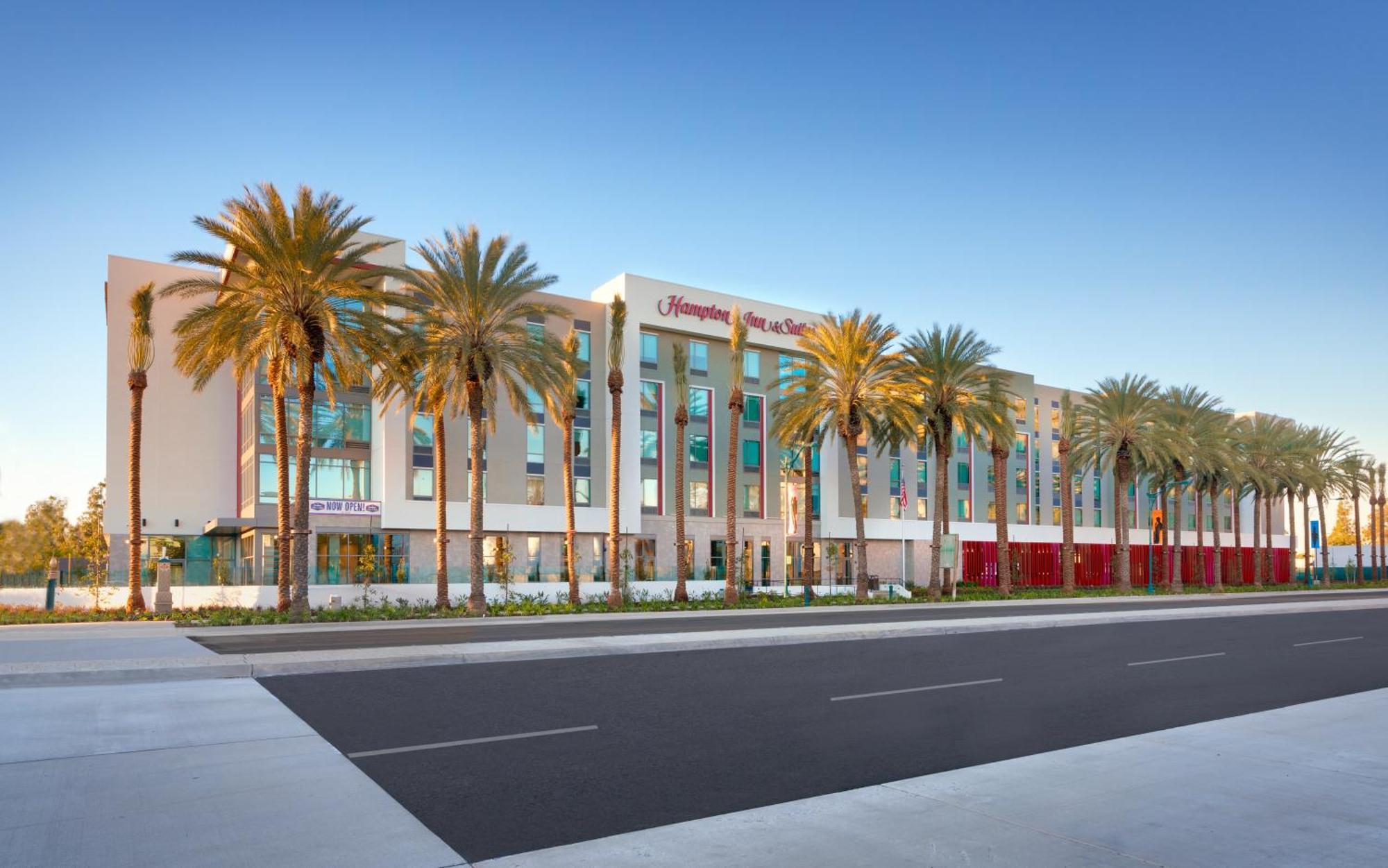 Hampton Inn & Suites Anaheim Resort Convention Center Exterior photo