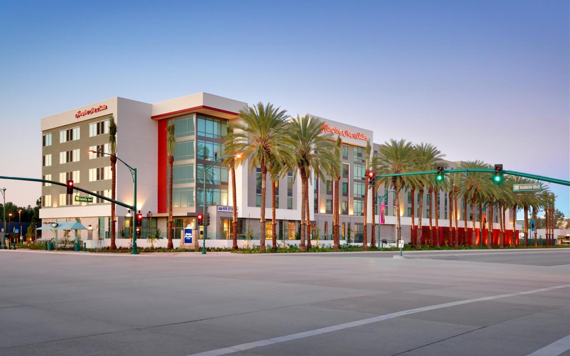 Hampton Inn & Suites Anaheim Resort Convention Center Exterior photo