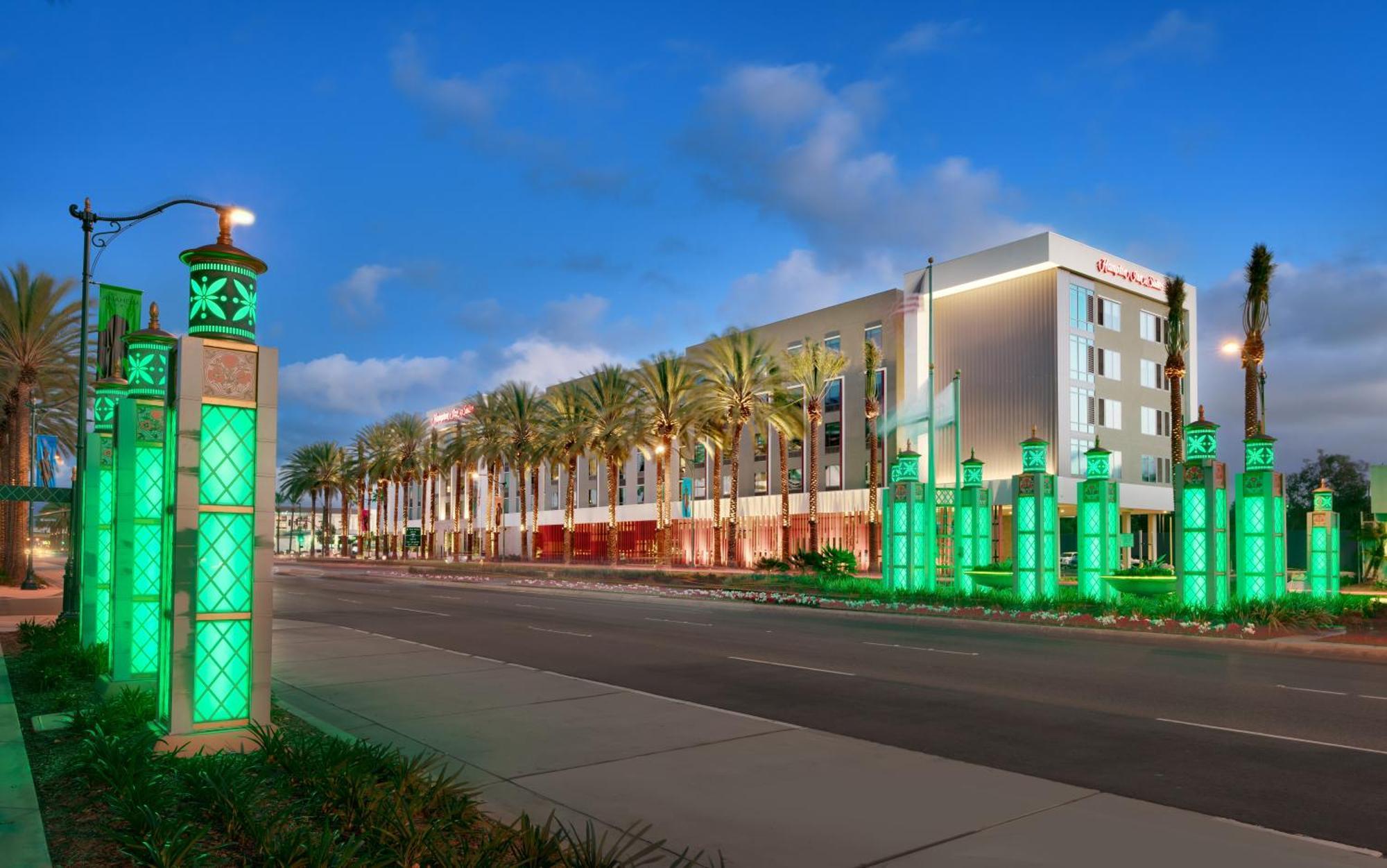 Hampton Inn & Suites Anaheim Resort Convention Center Exterior photo