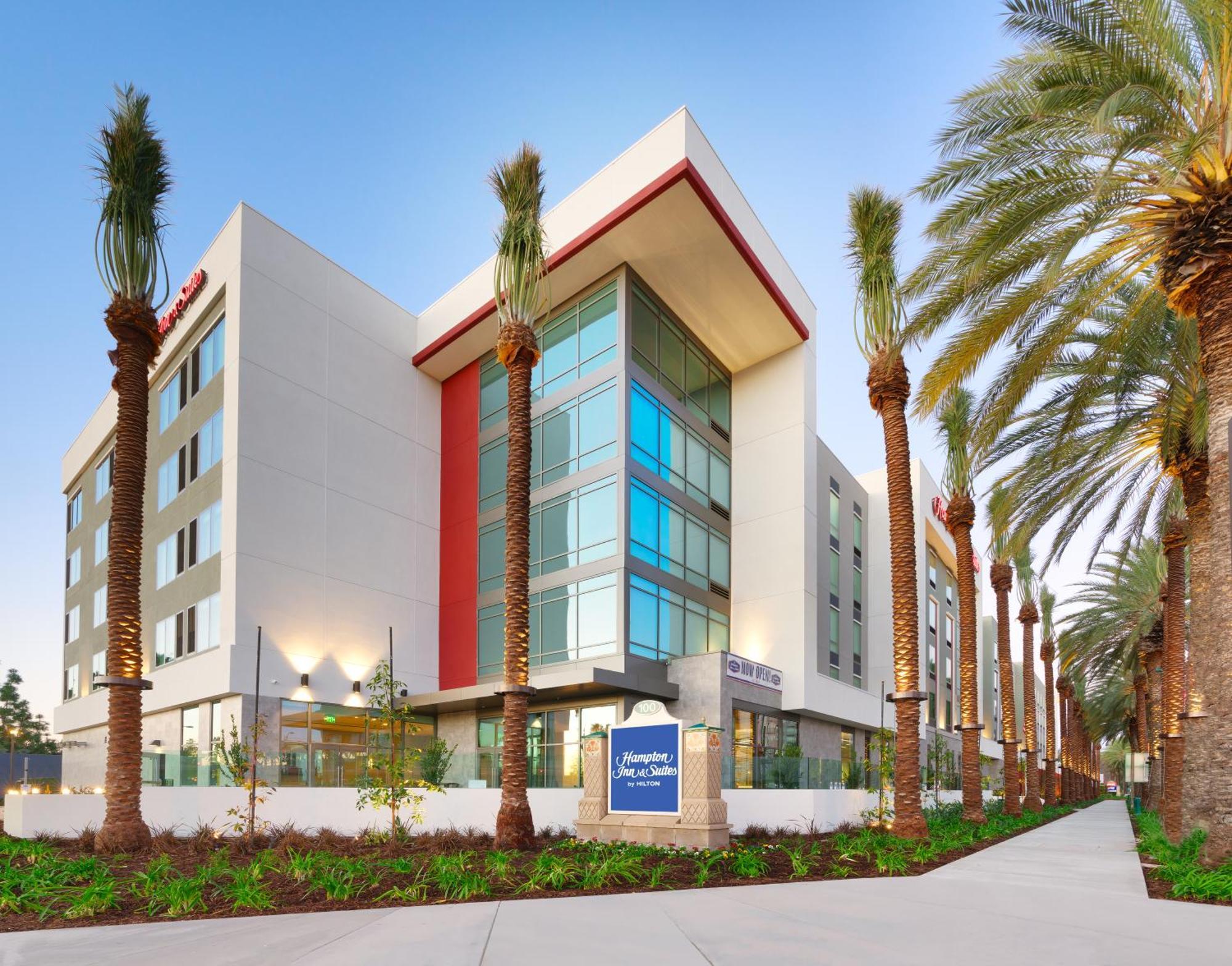 Hampton Inn & Suites Anaheim Resort Convention Center Exterior photo